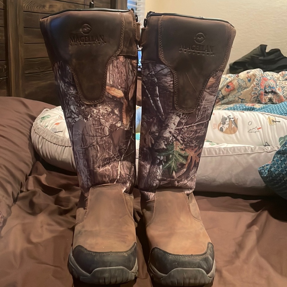 Snake boots Magellan